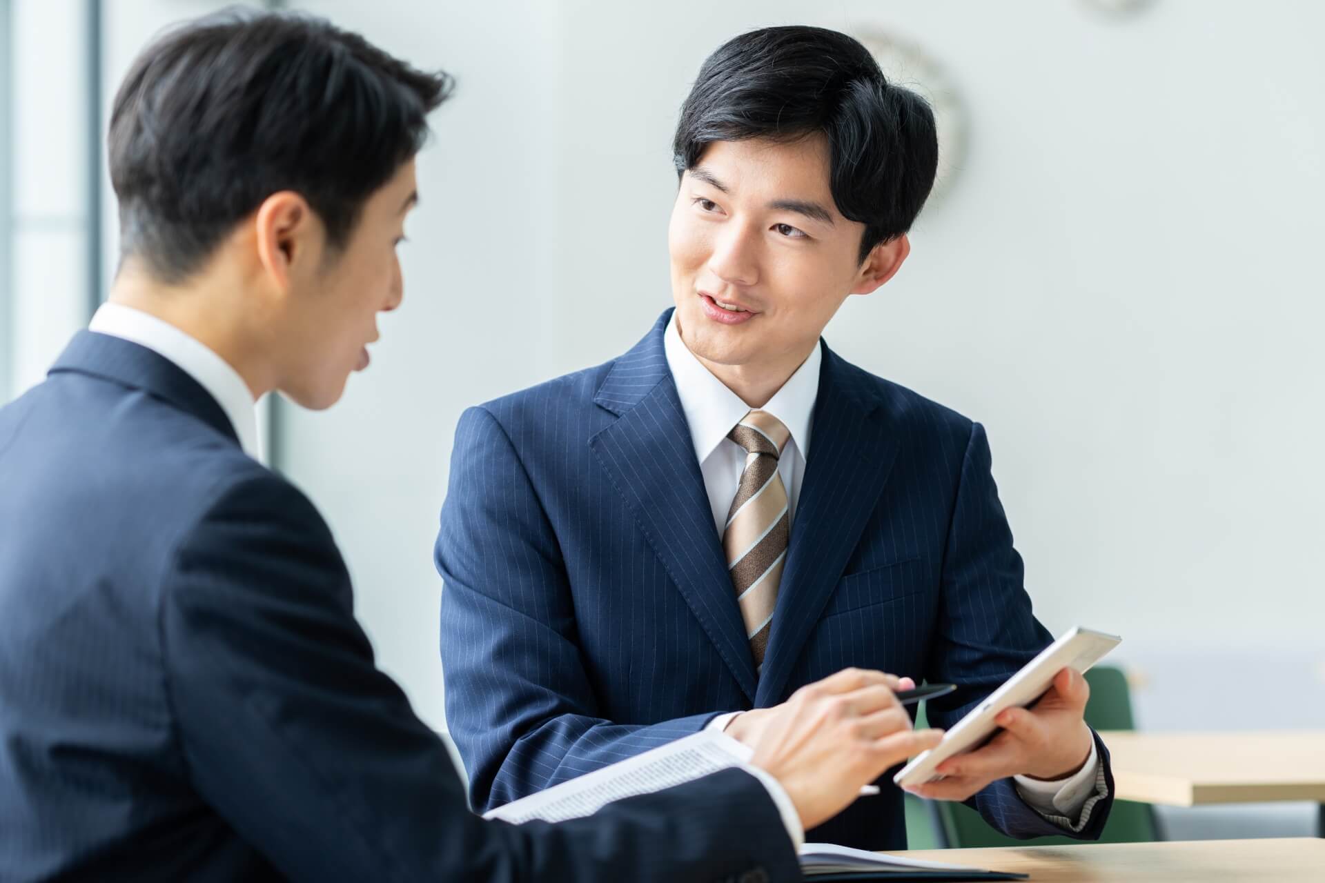 ビジネス会議で討論する二人の男性